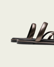 THONG FLAT SANDAL LEATHER PLOMBÉ CAMILA