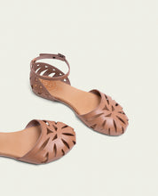 SANDALES PLATES EN CUIR ALICE TAUPE