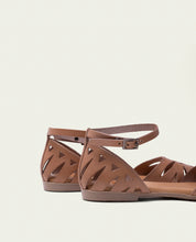 SANDALES PLATES EN CUIR ALICE TAUPE