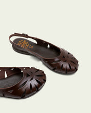 SANDALES PLATES EN CUIR ANDREA MOKA