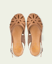 SANDALES PLATES EN CUIR ANDREA TAUPE
