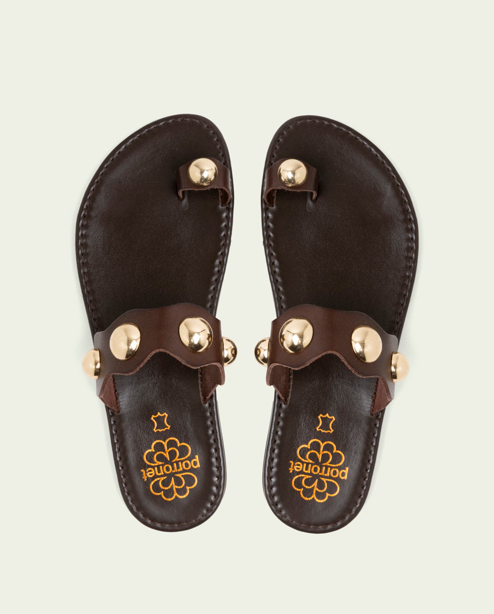 SANDALES ESCLAVES EN CUIR À CLOUS ET BALLES AMELIE MOKA