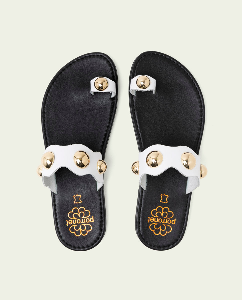SANDALES ESCLAVES EN CUIR À CLOUS ET BALLES AMELIE BLANC