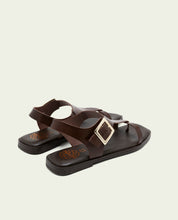 SANDALES PLATES EN CUIR AVEC BOUCLE BERTA MOKA