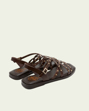 SANDALES PLATES EN CUIR À BRIDES ET CLOUS BLAIR MOKA