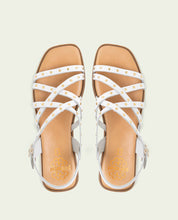 SANDALES PLATES EN CUIR À BRIDES ET CLOUS BLAIR BLANC