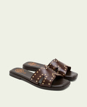 SANDALES PLATES EN CUIR AVEC CLOUS BECCA MOKA