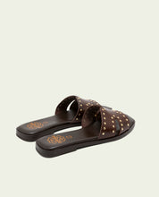 SANDALES PLATES EN CUIR AVEC CLOUS BECCA MOKA