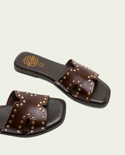SANDALES PLATES EN CUIR AVEC CLOUS BECCA MOKA