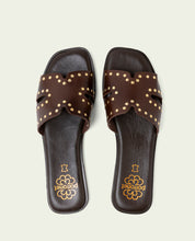 SANDALES PLATES EN CUIR AVEC CLOUS BECCA MOKA