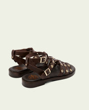 SANDALES PLATES EN CUIR À CLOUS CHLOE MOKA