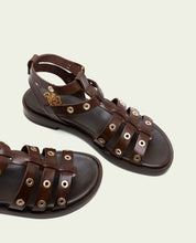 SANDALES PLATES EN CUIR À CLOUS CHLOE MOKA