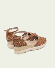 SANDALES À TALONS COMPENSÉS EN CUIR TRESSÉ EVA TAUPE