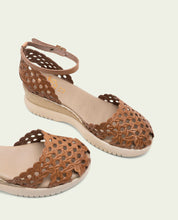 SANDALES À TALONS COMPENSÉS EN CUIR TRESSÉ EVA TAUPE