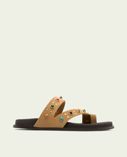 SANDALE PLATE EN CUIR CLOUS HANNAH CAMEL