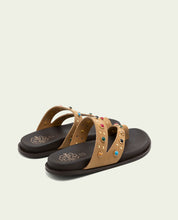 SANDALE PLATE EN CUIR CLOUS HANNAH CAMEL
