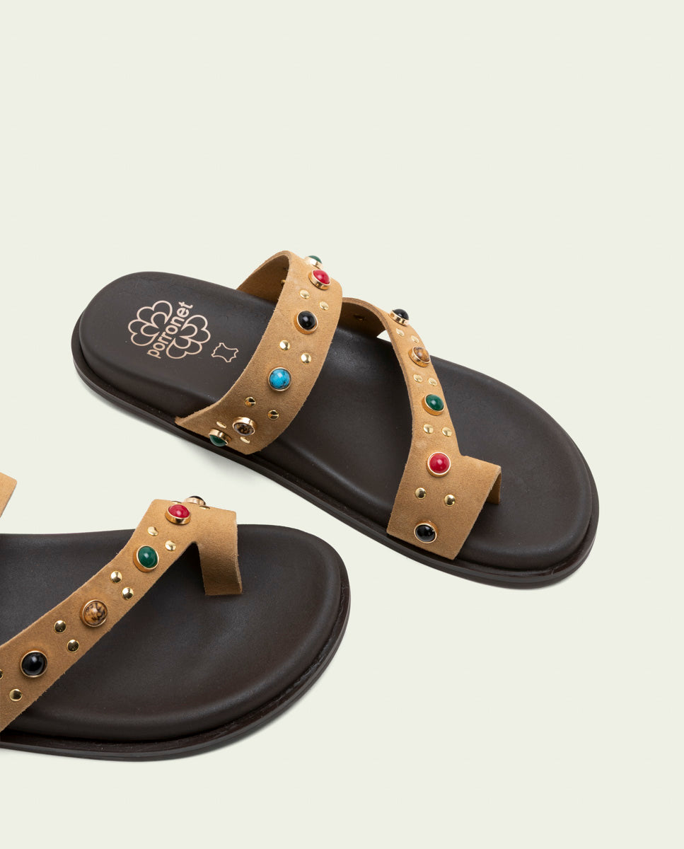 SANDALE PLATE EN CUIR CLOUS HANNAH CAMEL