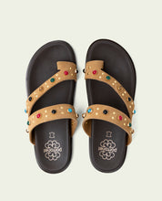 SANDALE PLATE EN CUIR CLOUS HANNAH CAMEL