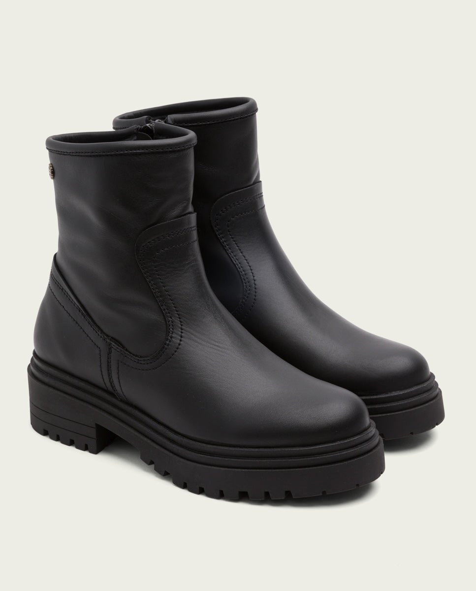 Black leather ankle boots with zipper Kiara