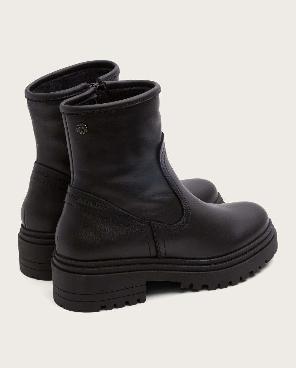 Black leather ankle boots with zipper Kiara