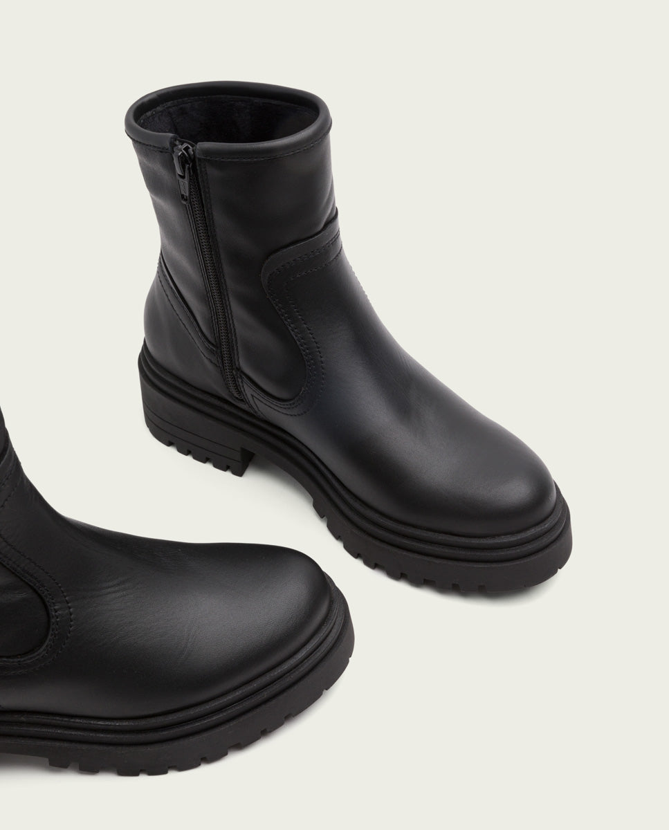 Black leather ankle boots with zipper Kiara