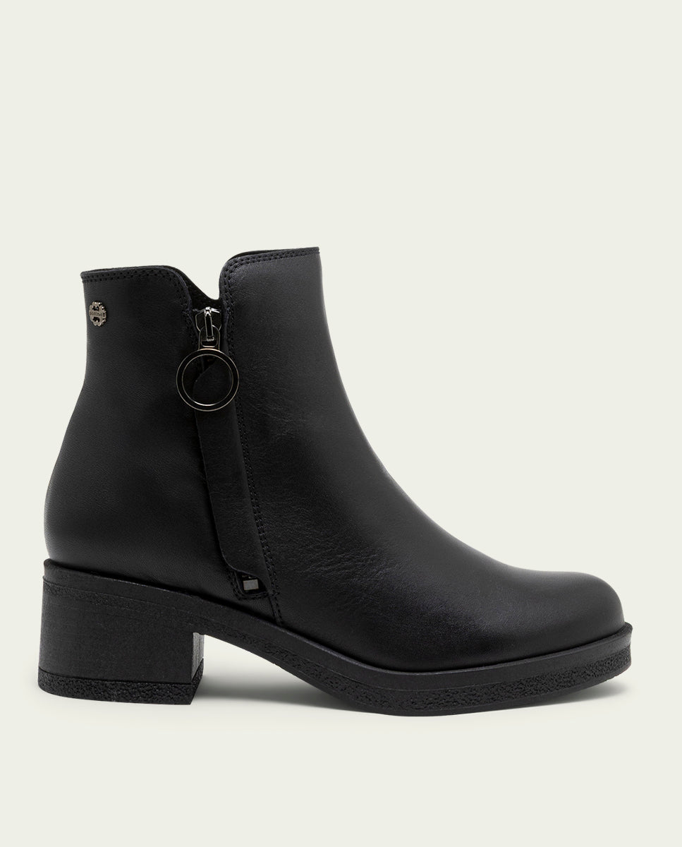 Black leather ankle boots with zipper Lucia