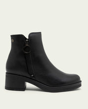 Black leather ankle boots with zipper Lucia