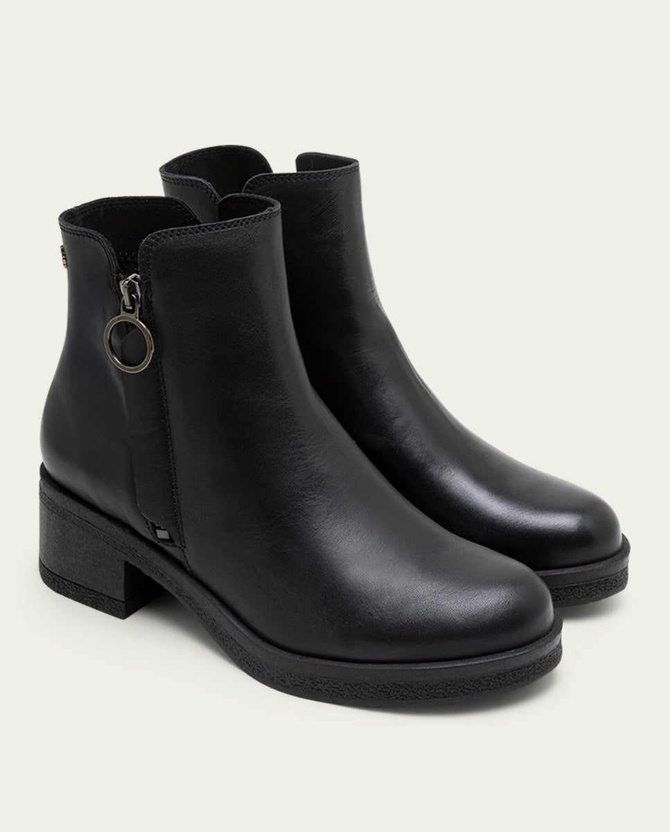 Black leather ankle boots with zipper Lucia