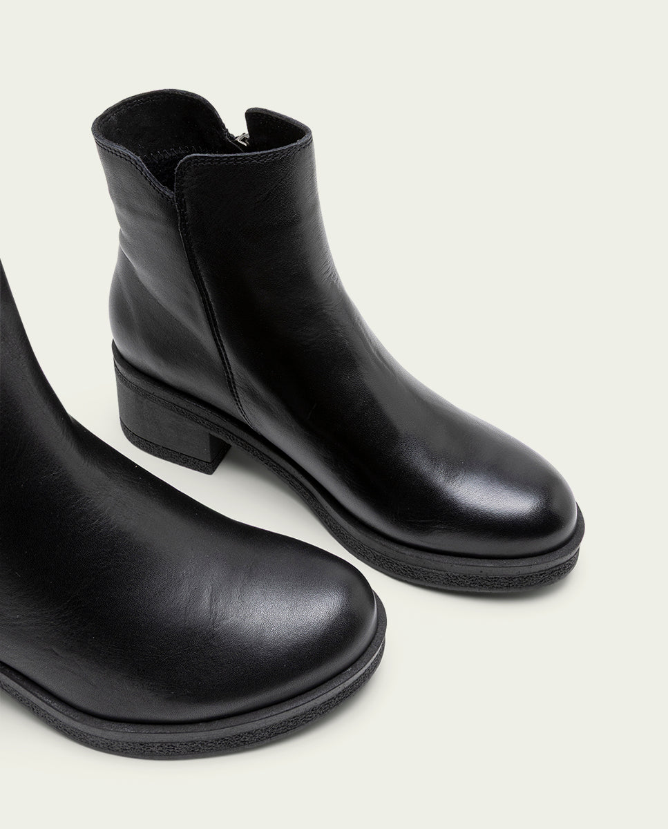 Black leather ankle boots with zipper Lucia