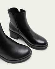 Black leather ankle boots with zipper Lucia