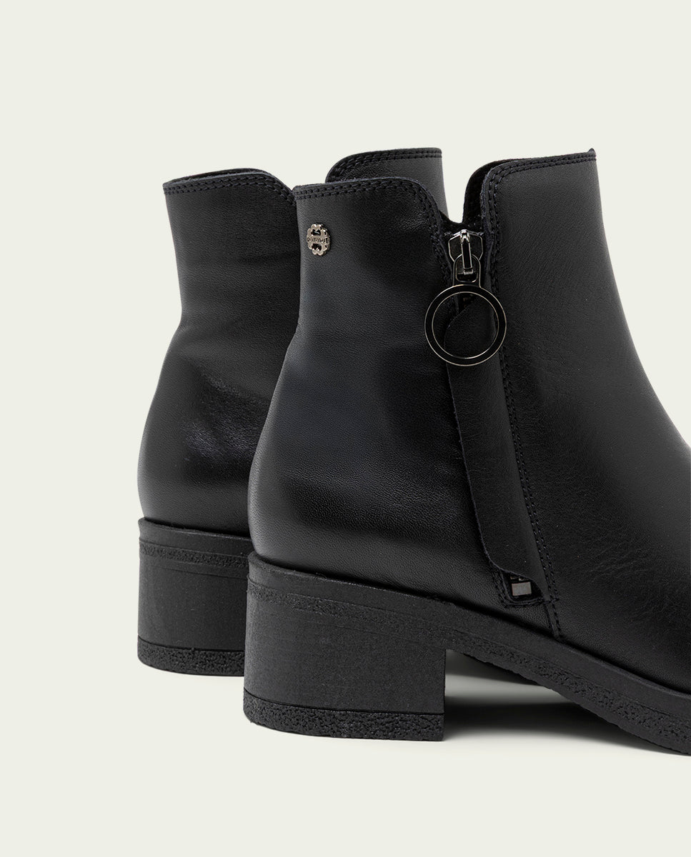 Black leather ankle boots with zipper Lucia