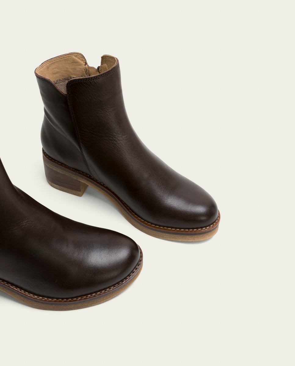 Moka leather ankle boots with lightning Lucía