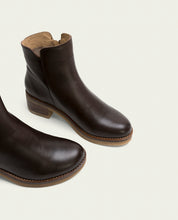 Moka leather ankle boots with lightning Lucía