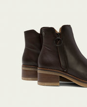 Moka leather ankle boots with lightning Lucía