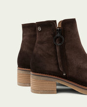 BOTTINES EN DAIM AVEC ÉCLAIR LUNA MOKA