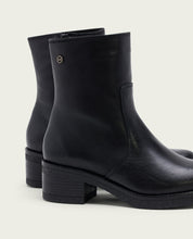 BLACK LOLA LEATHER ANKLE BOOTS WITH ZIPPER