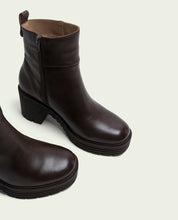 BOTTINES EN CUIR AVEC FERMETURE ÉCLAIR SOFÍA MOKA