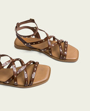 STUDDED FLAT LEATHER SANDAL ROMAINE MOKA VERNA